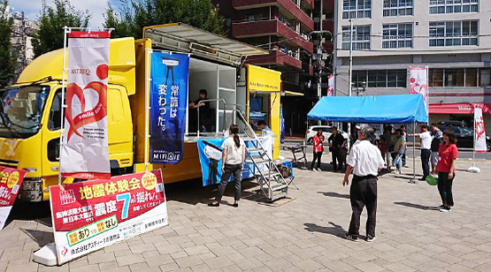 休日のショッピングモールで行った起震車による地震体験イベントの様子。